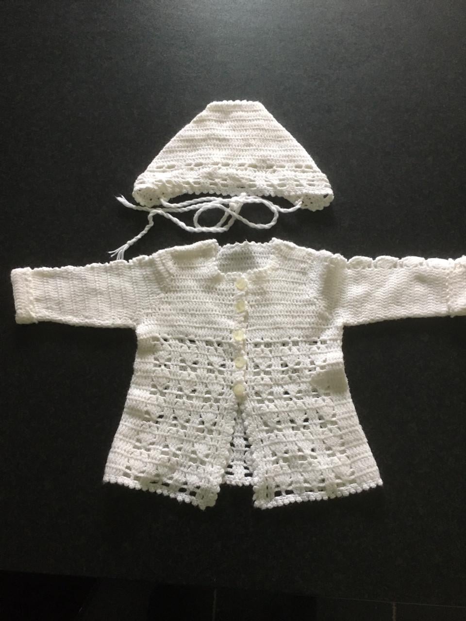 - Wit gehaakte baby omslagdoek met hartjes en gehaakt  babyvestje