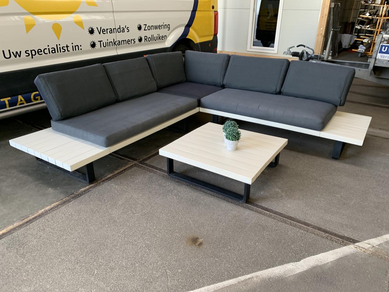 Aluminium loungeset met hout,kussens en tafel.