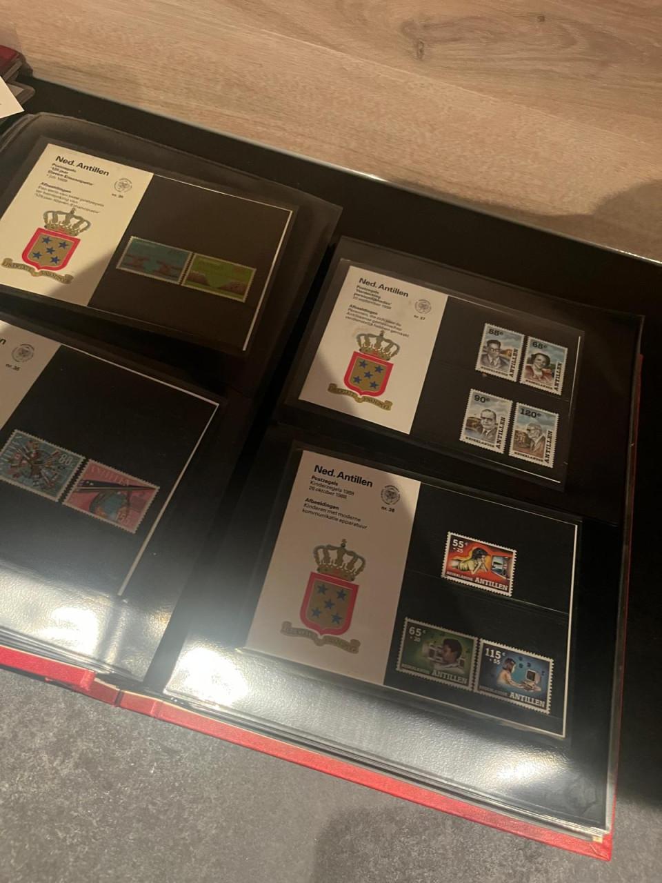 Album met verzameling mapjes Suriname en Antillen