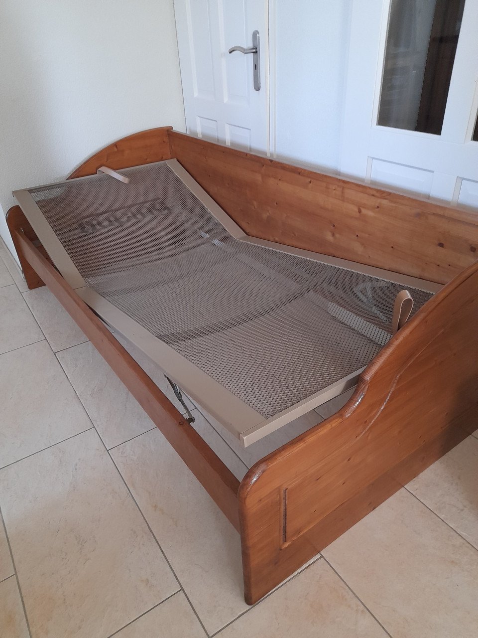 1 persoons bed 90 x 200 ( in goede staat ) met verstelbare Auping bodem!