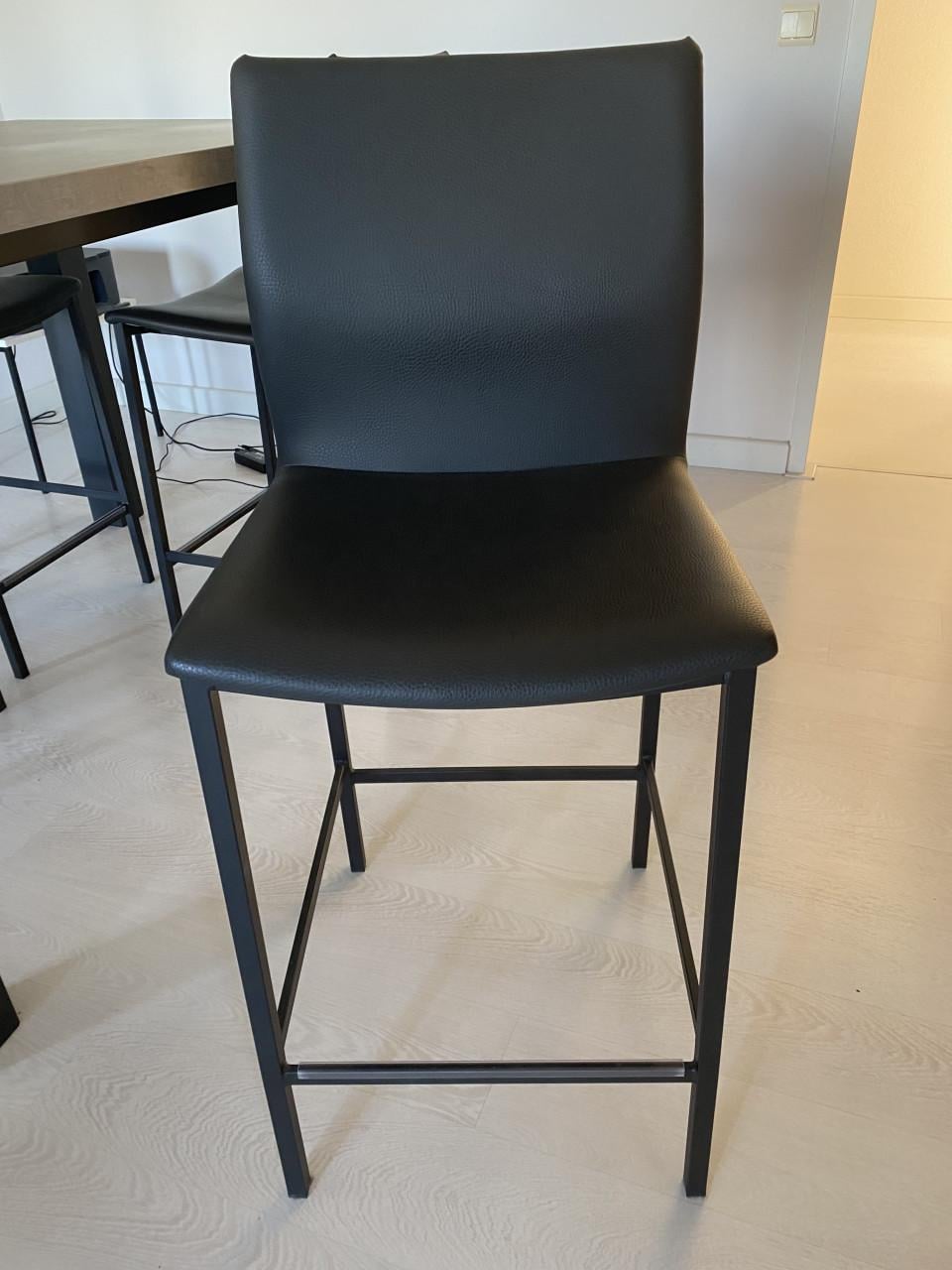 Verhoogde tafel met 4 stoelen