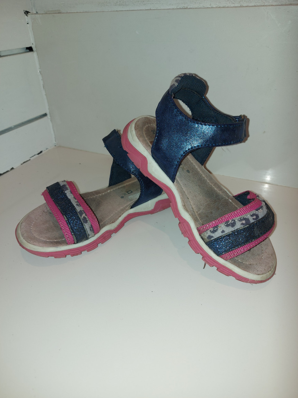 Leuke z.g.a.n. blauw roze sandalen (maat 26)