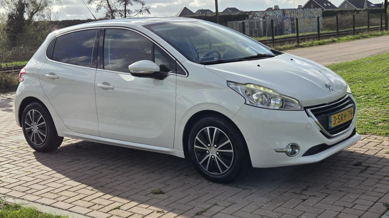 Peugeot 208 1.2 VTi Allure |PANO DAK|NIEUWE APK 03/27