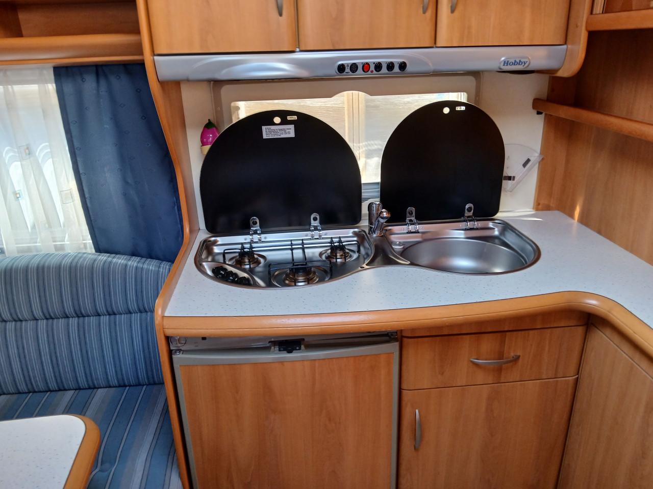 Caravan Hobby met mover en fietsendrger, zgan. voortent en luifel
