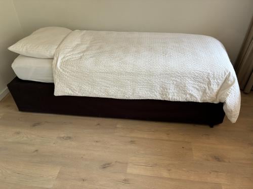 Onderschuifbed, 80 x 200 . 2 bedden in een! Lattenbodems.