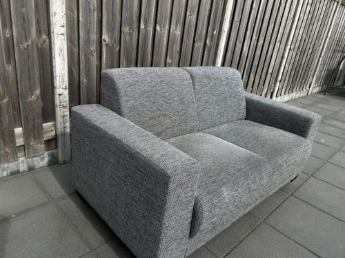 Bijna nieuwe Bank (2,5 zits, stoffen bekleding, grijs) winkelprijs €499,-