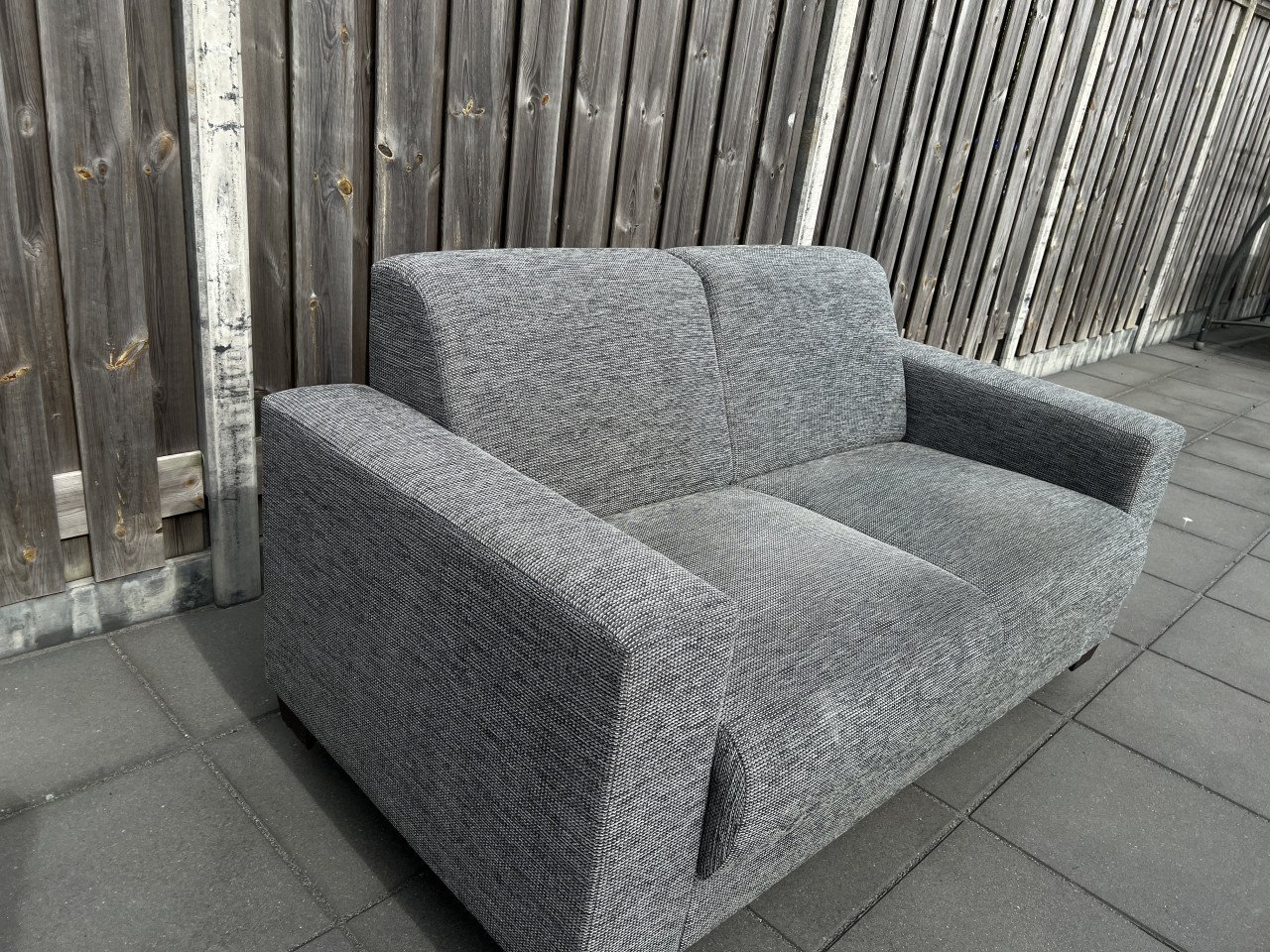 Bijna nieuwe Bank (2,5 zits, stoffen bekleding, grijs) winkelprijs €499,-