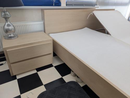 Bed 180 x 200 cm met 2 nachtkastjes