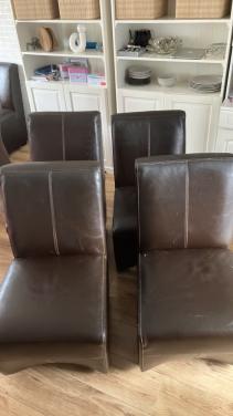 4 leren donkerbruine eettafelstoelen op wieltjes
