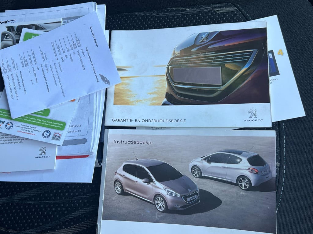 Peugeot 208 1.2 vti envy, navi, trekhaak enz...