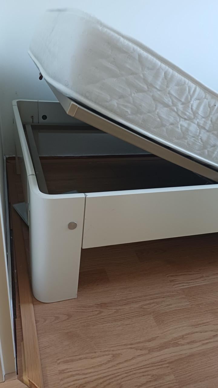 Gratis af te halen bed 2.00 bij 0.90
