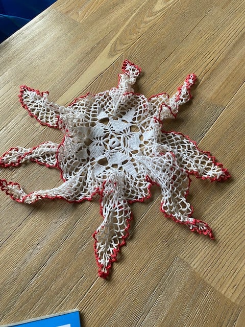 Diverse zeer fijn hand-gehaakte kleedjes