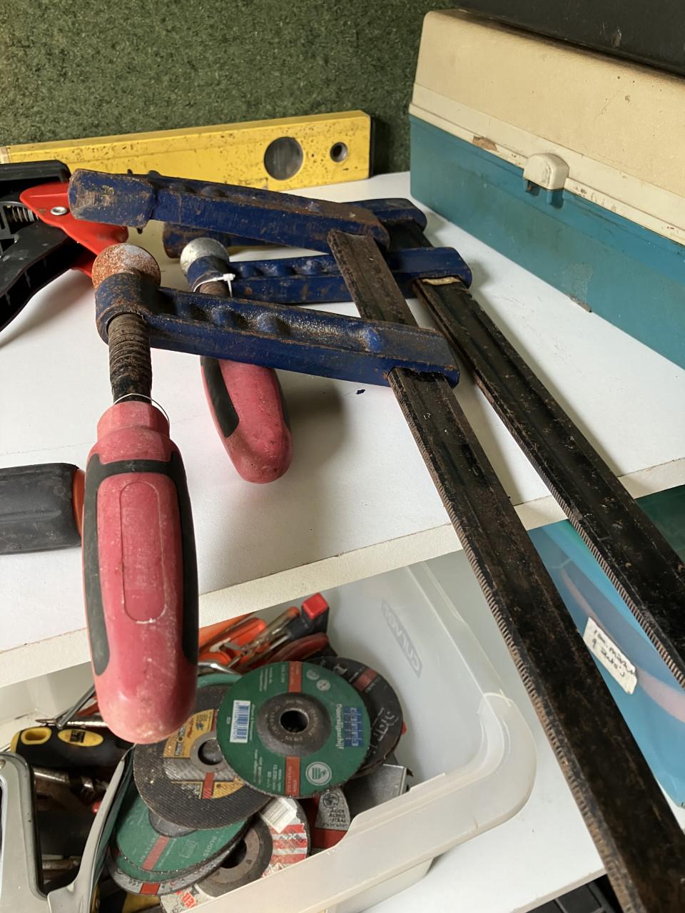 Te koop in goede staat partijtje handgereedschap met gereedschapkist