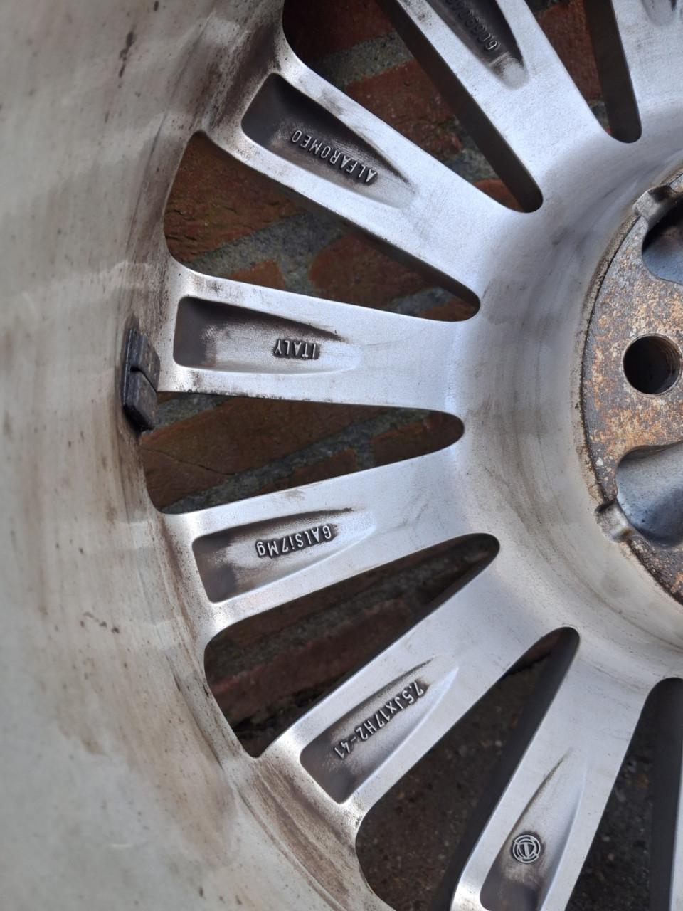 Winterbanden met orginele wintervelgen Alfa Romeo