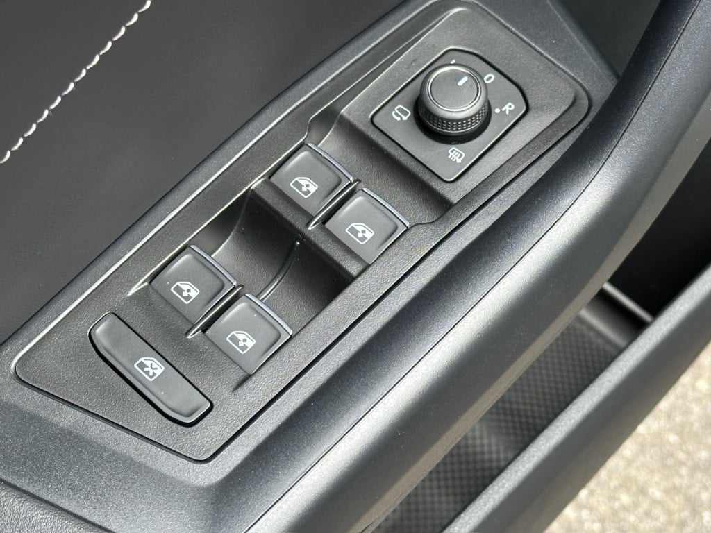 Volkswagen T-roc 1.5 tsi 150pk r-line | navi | camera | ergo stoel | alcant