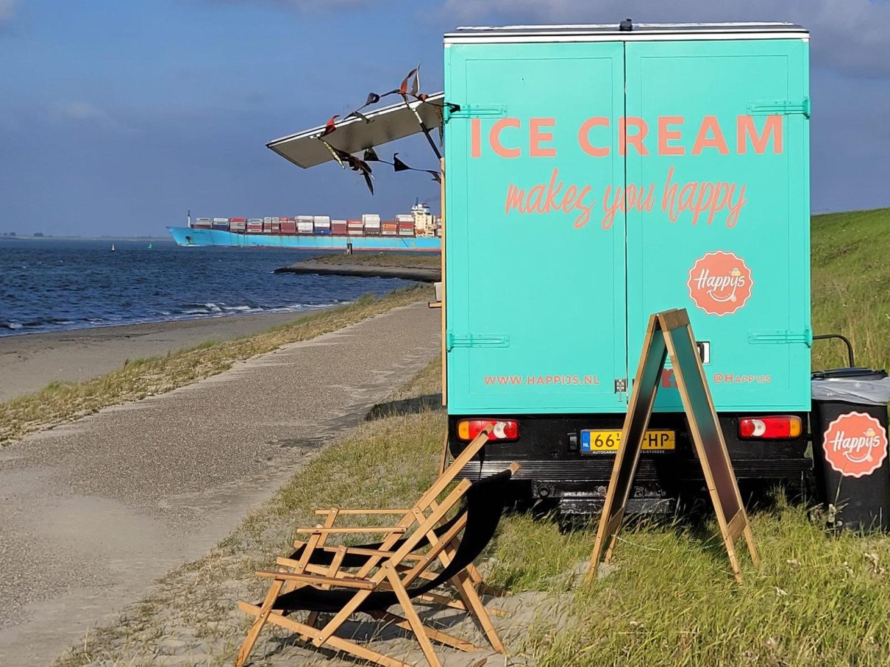 Foodtruck met hoogwaardige ijsvitrine