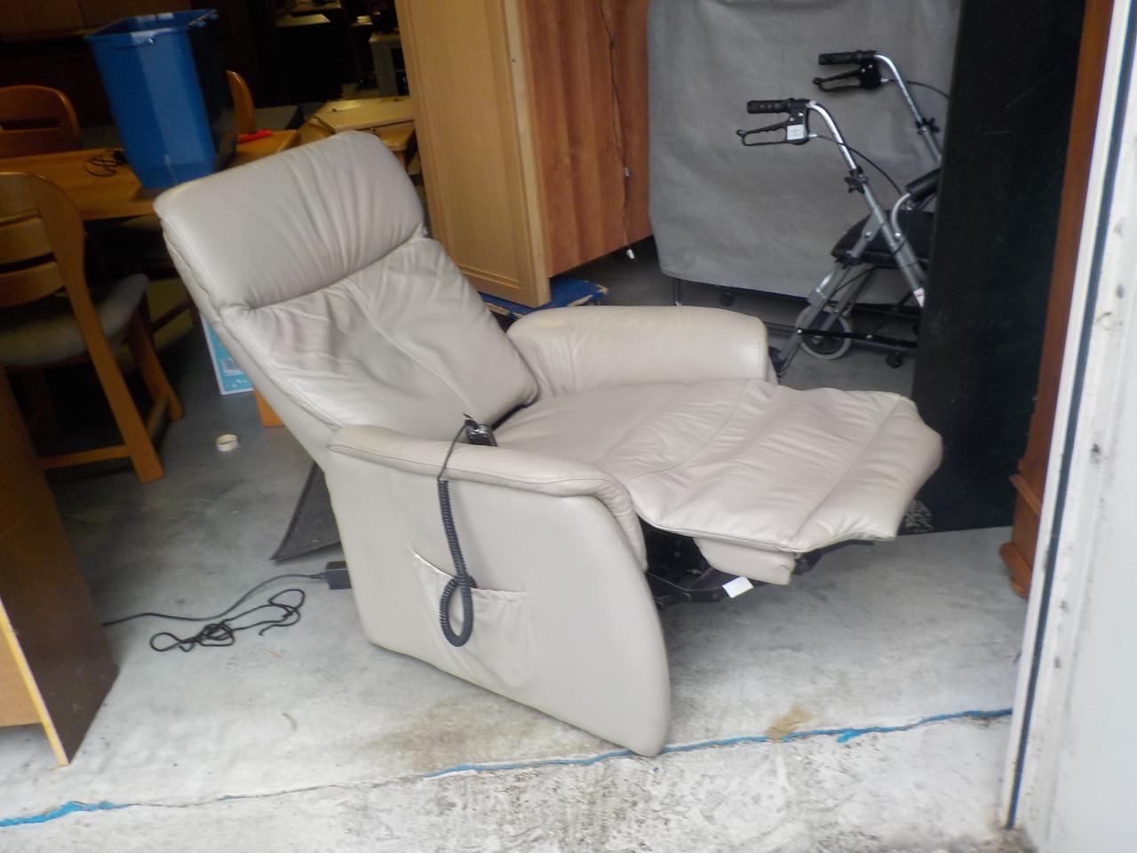 Leren elektrische sta-op relax fauteuil in goede staat