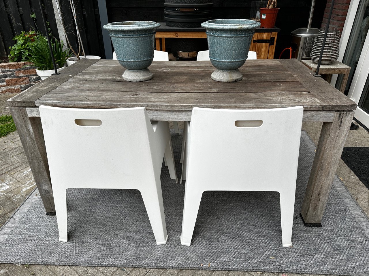 Hardhouten tuintafel met stapelbare stoelen