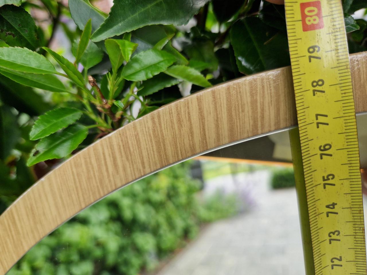 Spiegel op hout