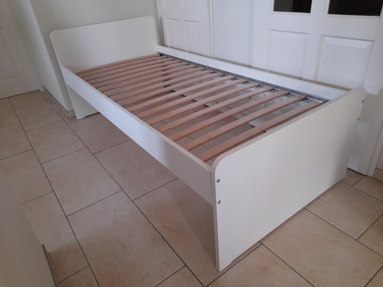 Wit 1 persoons bed 90 x 200 (z.g.a.n.)