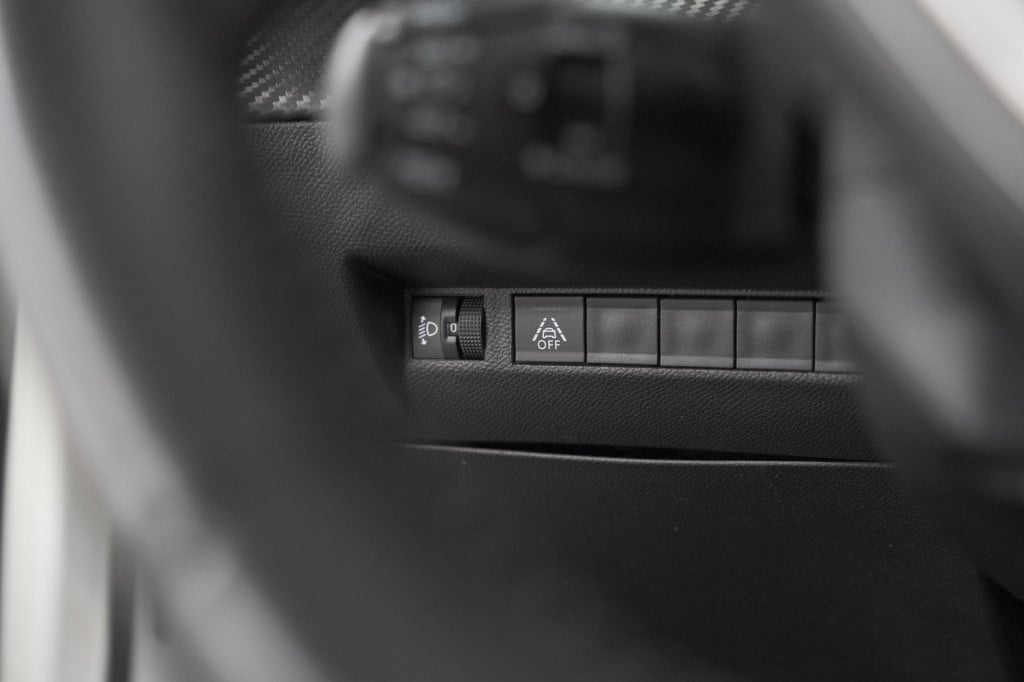 Peugeot 2008 puretech 130 eat8 allure | parkeersensoren | navigatie | apple