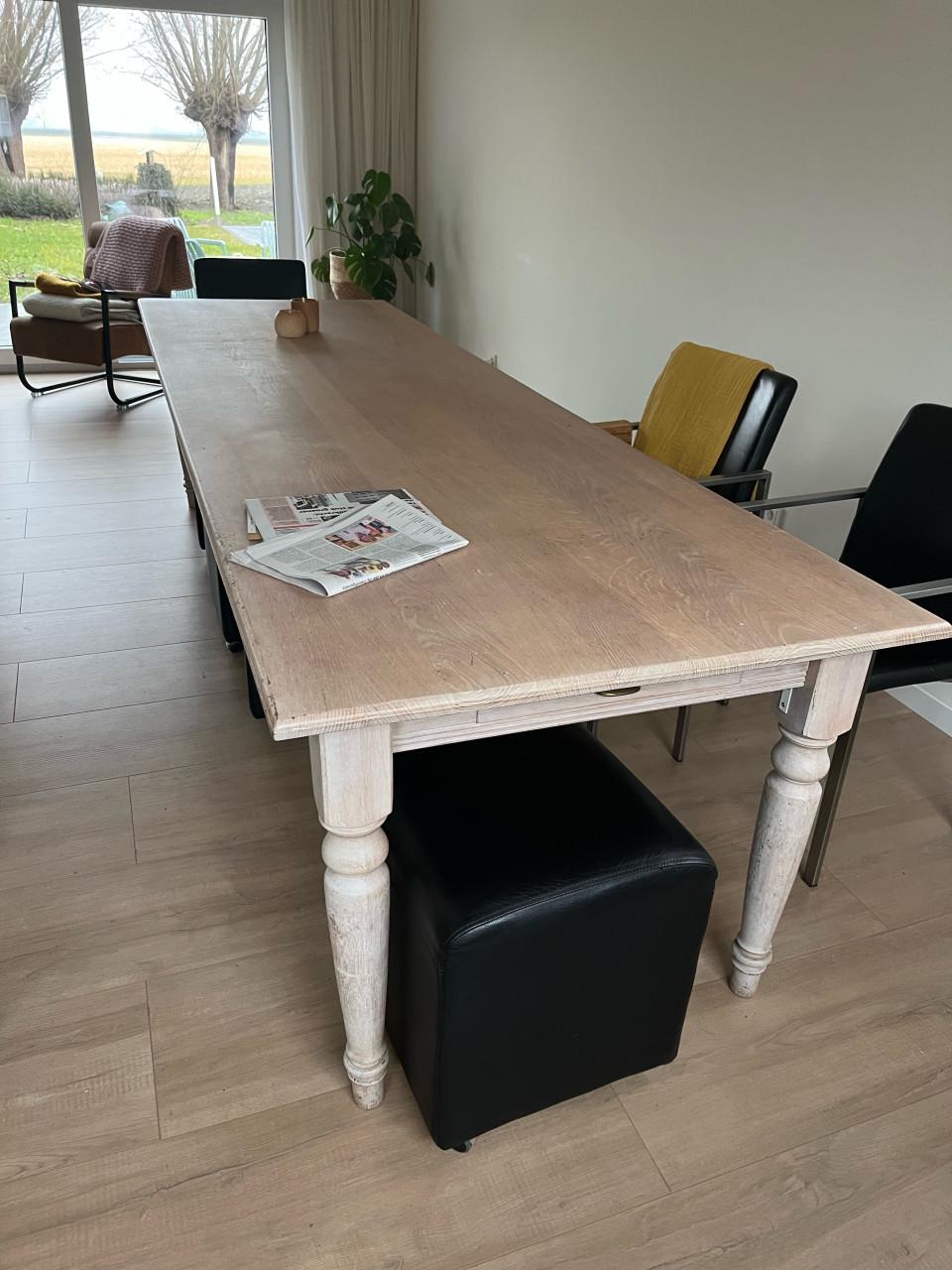 Lange smalle tafel te koop. met laatjes.