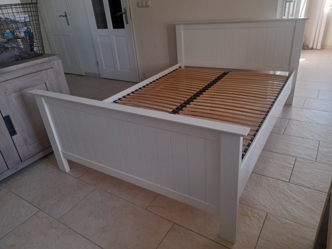 Wit bed 140 x 200 (in goede staat )140 x 200