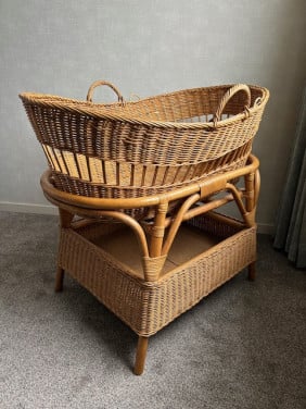 Mooi grote rieten / rotan baby wieg,