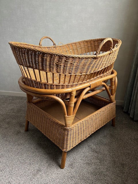 Mooi grote rieten / rotan baby wieg,