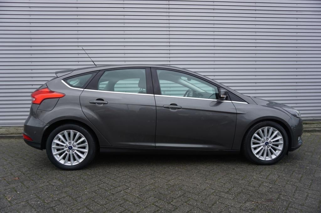 Ford Focus 1.0 titanium edition 1e eigenaar / navi / climate controle / cru