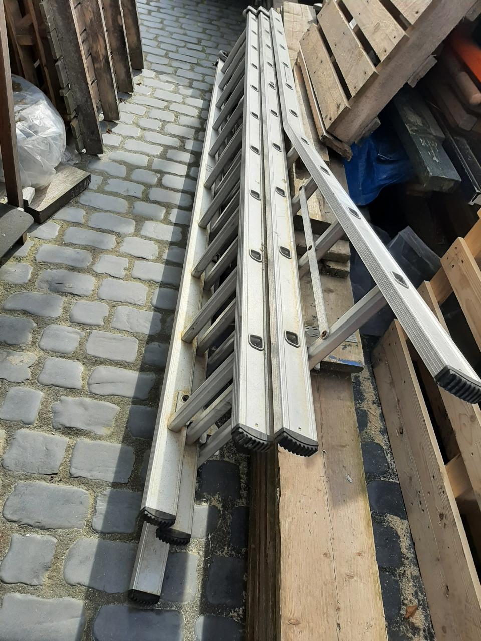 Te koop DIRKS reformladder lengte min 3.00 m , lengte max 7.00 m