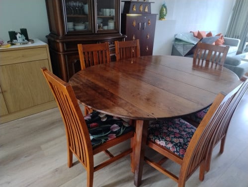 Ideal Dining table 120cm round, extendable to 175 & 220cm with 8 chairs