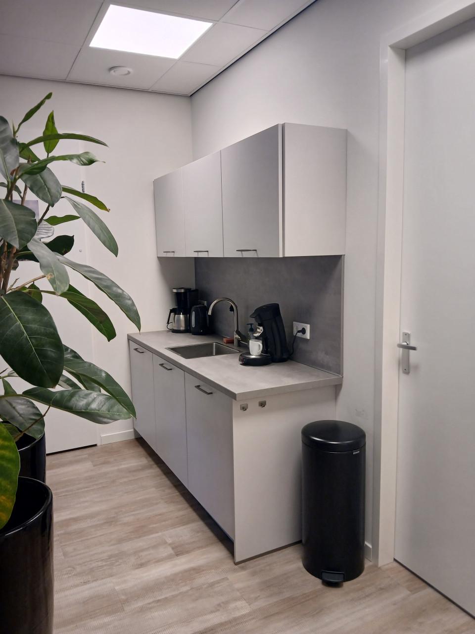 TE HUUR | Kantoorkamer + vergaderruimte in Middelburg (€ 699,- all in)