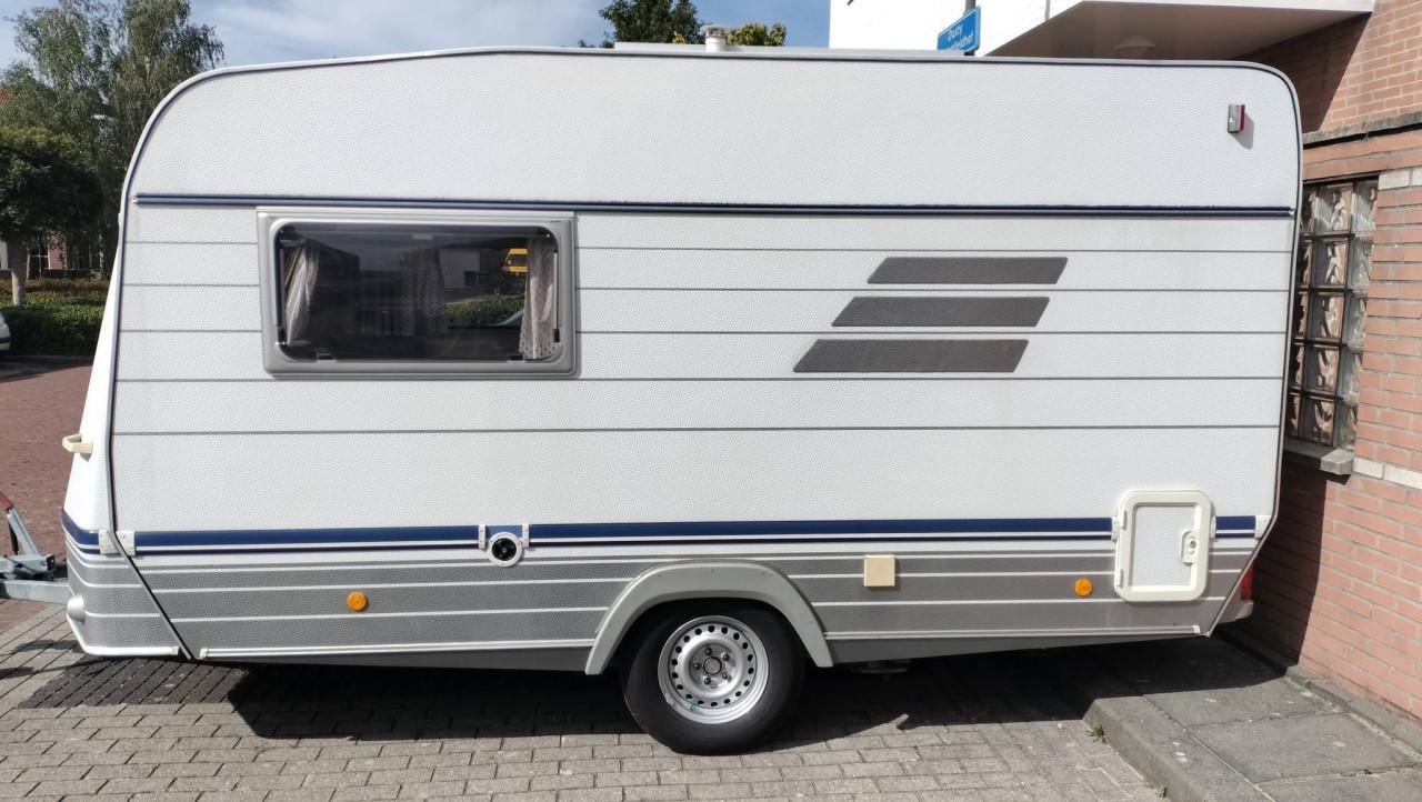 Eriba met zonnepaneel en voortent