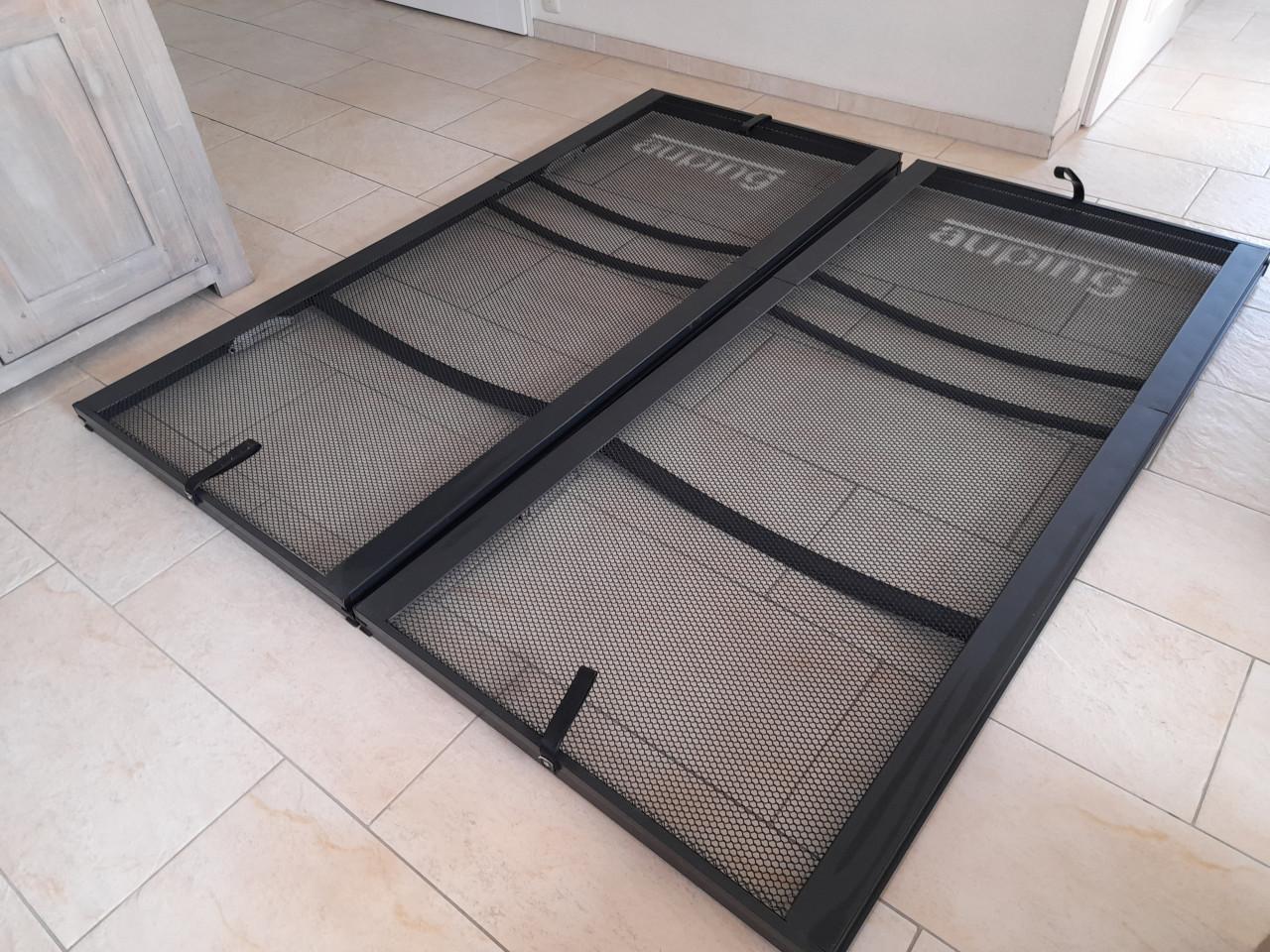 2 x 90 x 200  verstelbare Auping spiraal bodems (in goede nette staat )