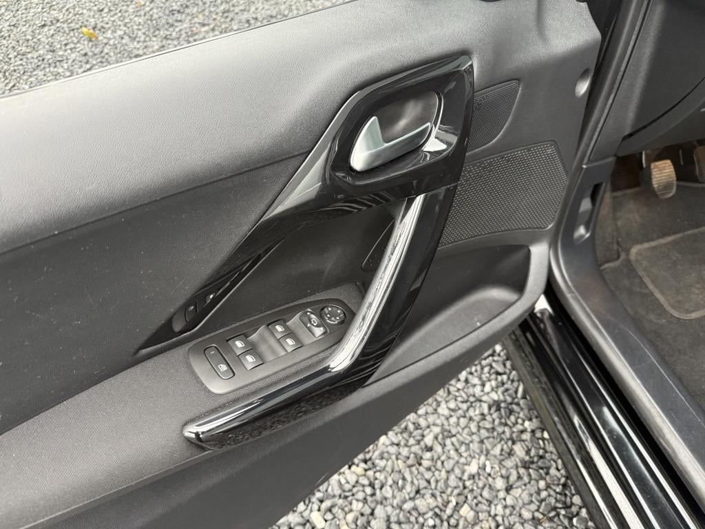 Peugeot 208 1.2 puretech blue lease executive 5-drs