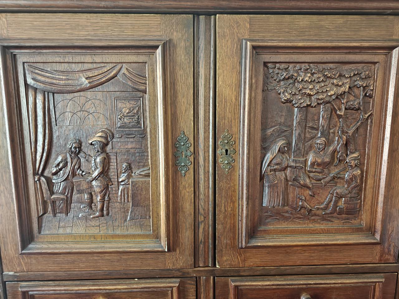 ALLEEN OPHALEN Antieke houten kast met houtsnijwerk