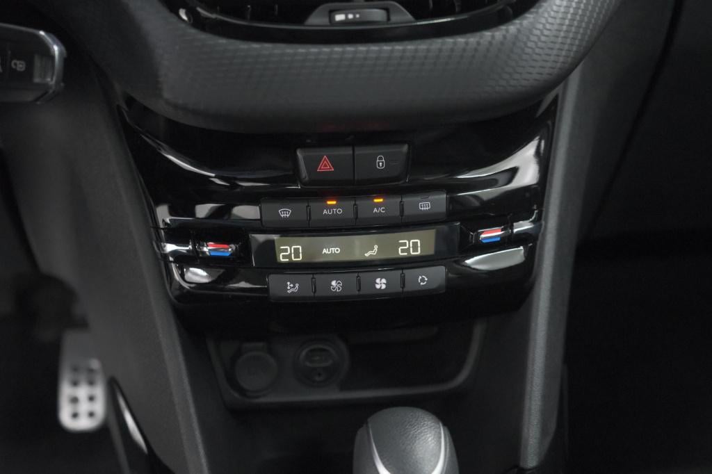 Peugeot 2008 puretech 110 eat6 gt line | trekhaak | panoramadak | apple car