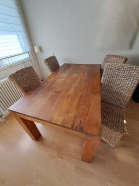 Grote eettafel (uittrekbaar) + 6 stoelen