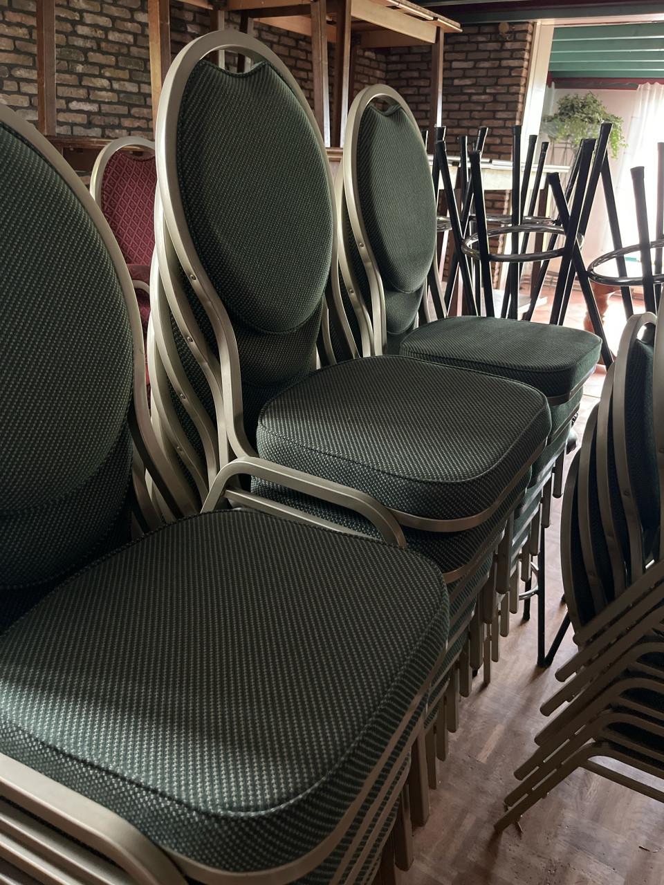 Groene horeca stapel stoelen