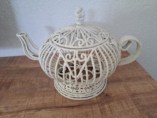 Leuke metaal wit geschilderde decoratie theepot