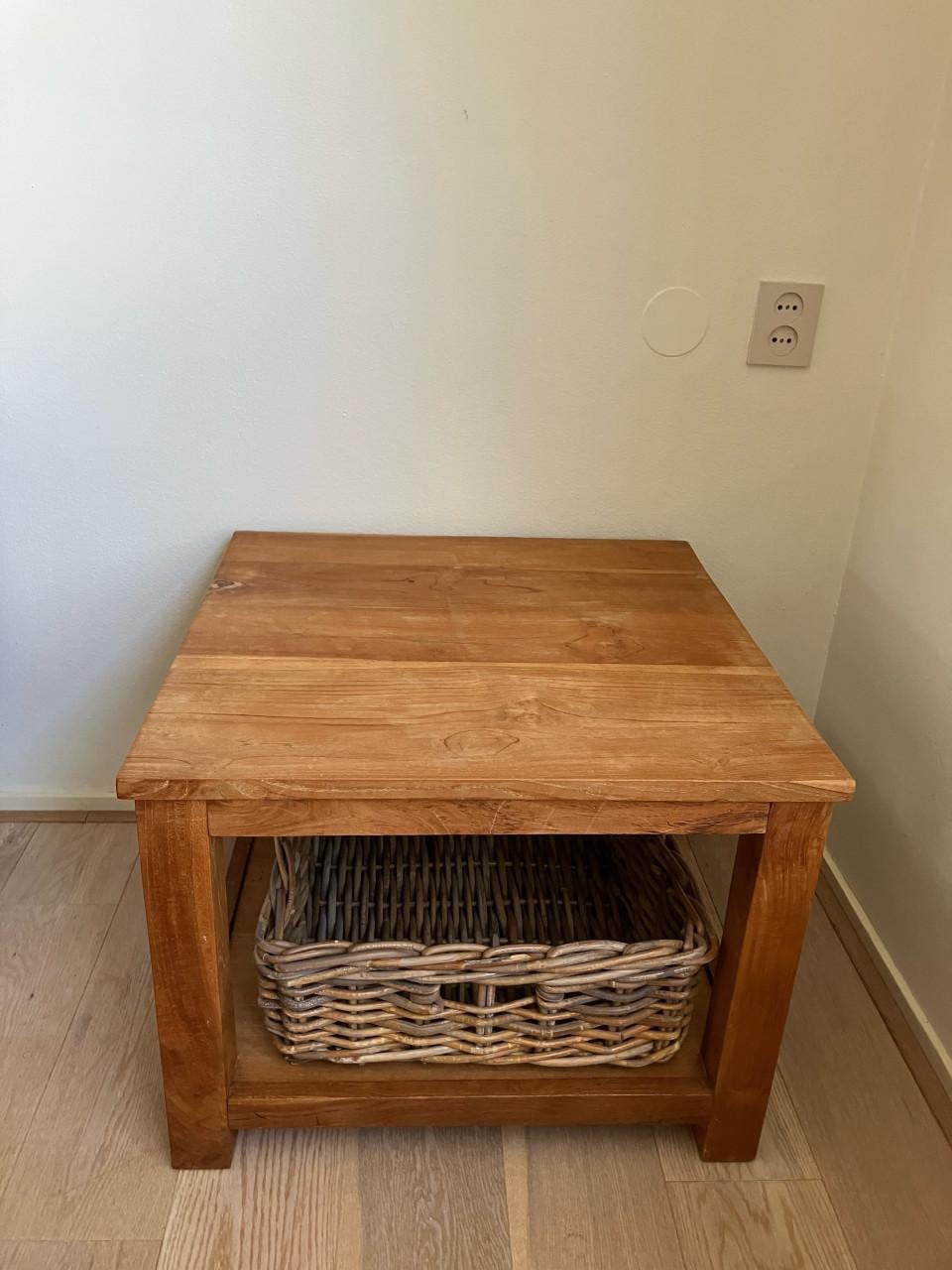 Massief teak houten tafeltje 60x60x45 met mand