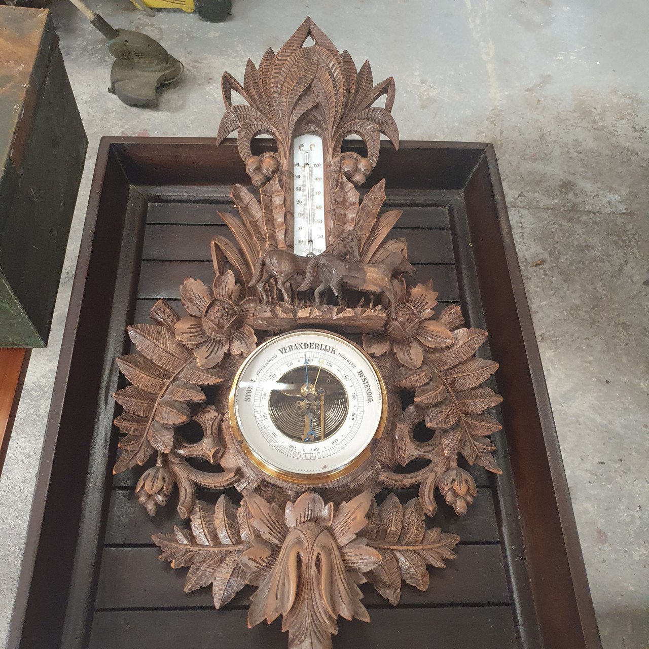 Barometer houtsnijwerk