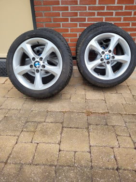 Mooie 17 inch bmw lichtmetalen velgen met banden.