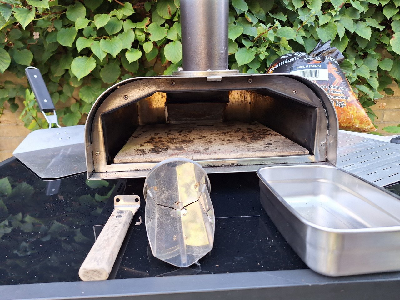 Bighorn pizza oven met accesoires.