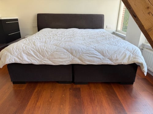 Montel bank en een 2 persoon Bed 200 x 180