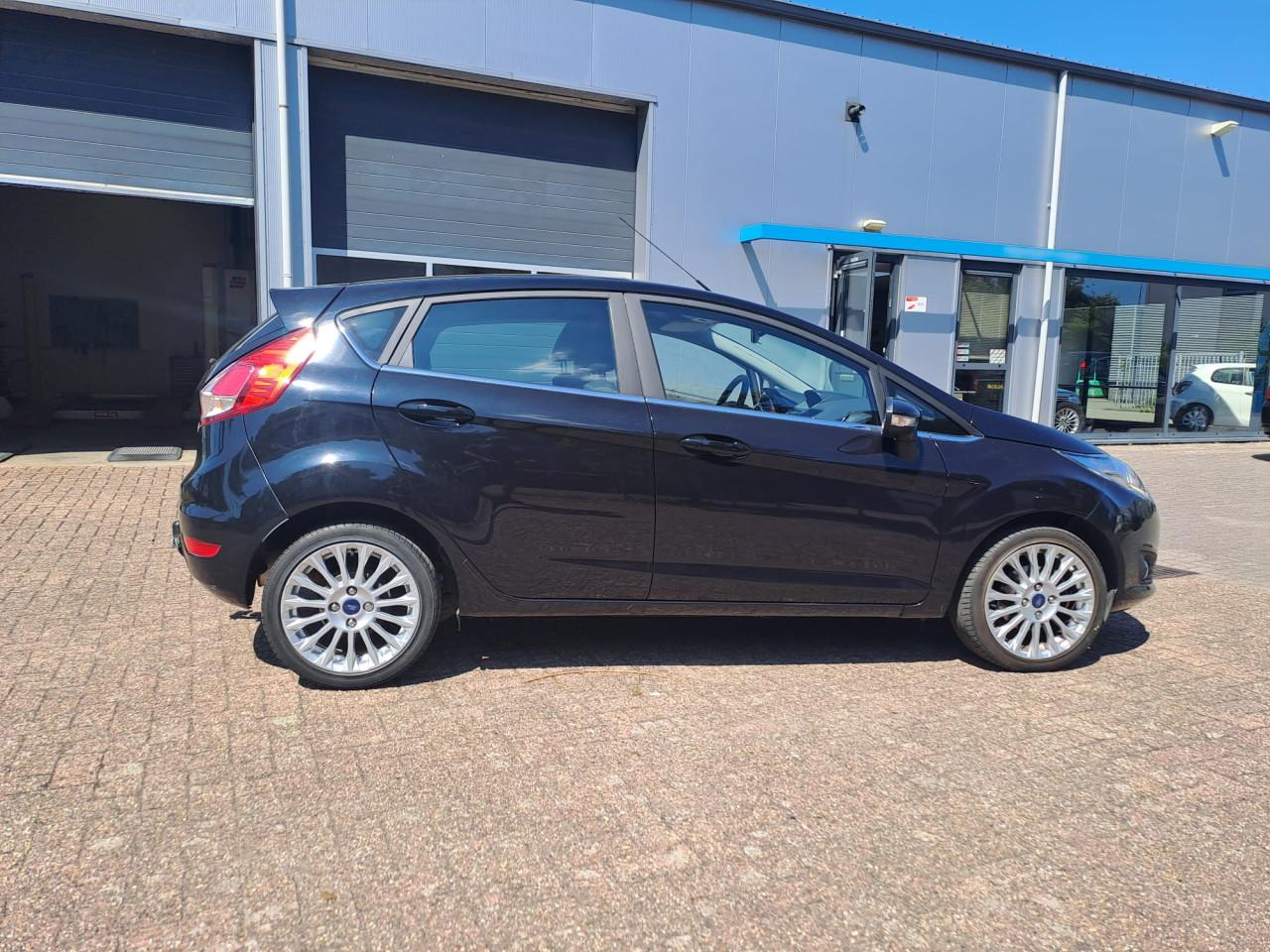 Ford Fiësta, automaat,  zwart