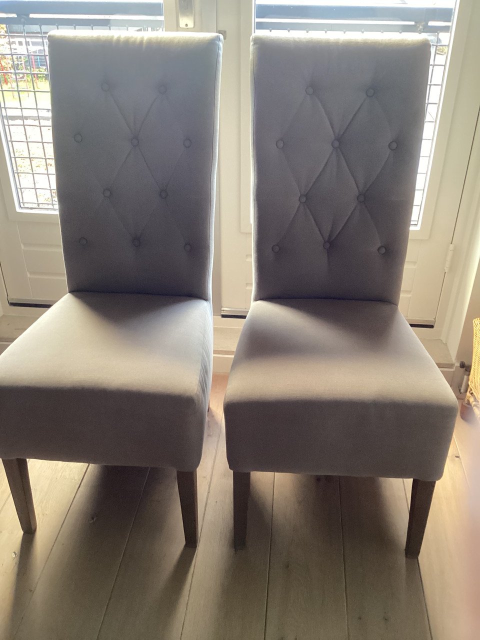 2 eetkamerstoelen