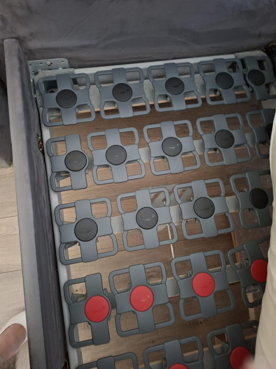 Tweepersoonsbed grijs met achterwand en nachtkasten 180/160