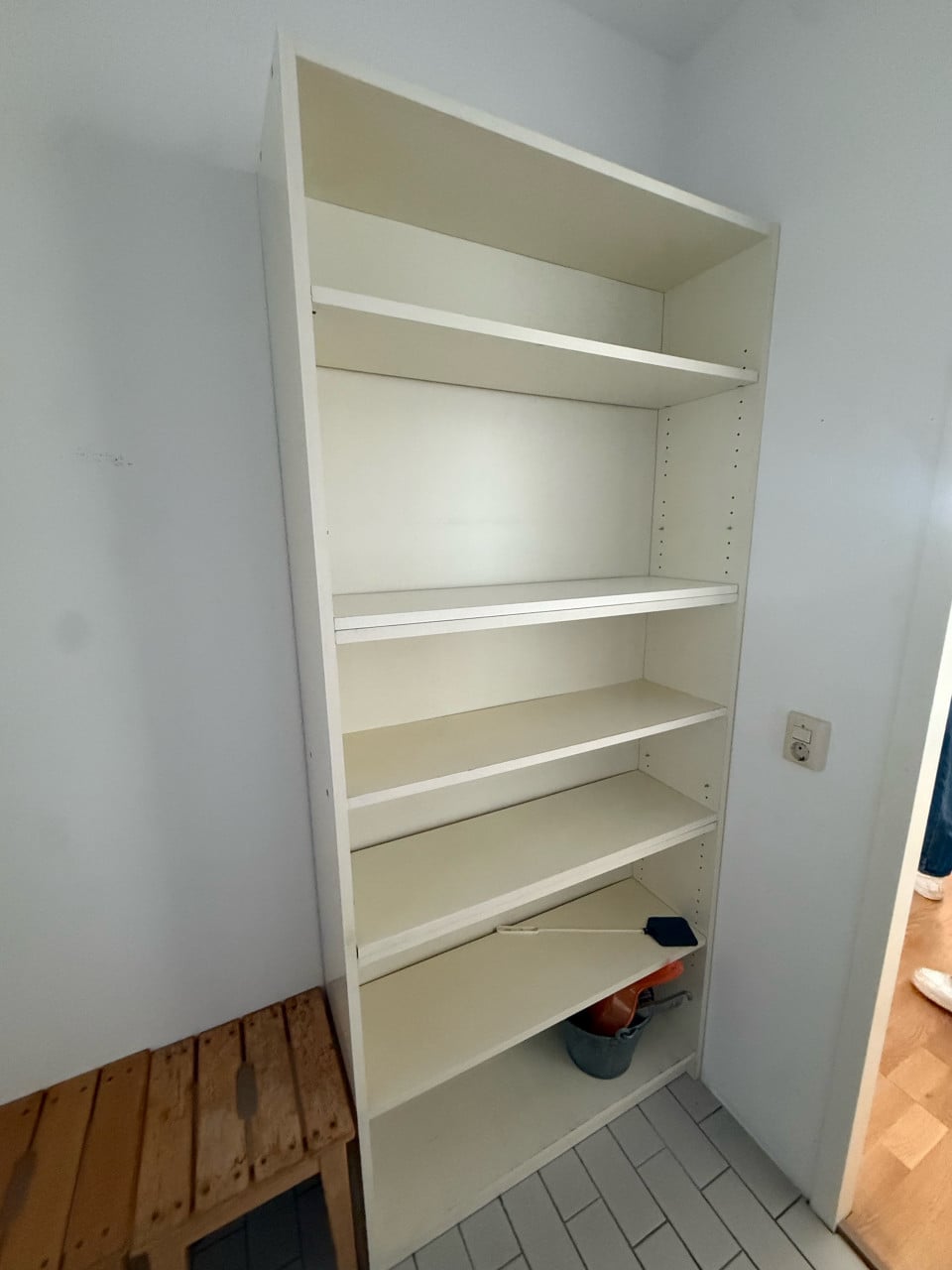 Gratis voorraadkast met planken